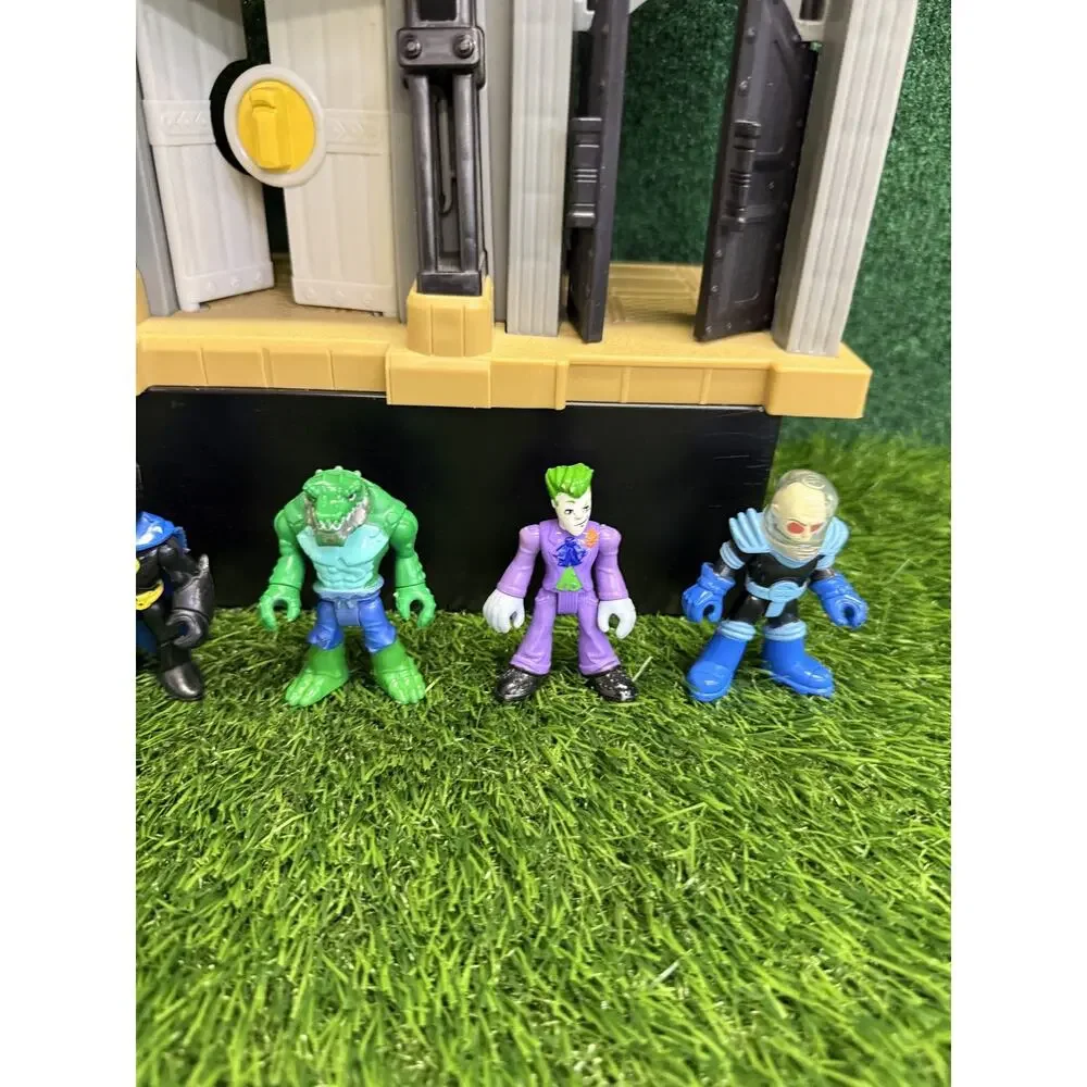 Fisher-Price Imaginext DC Super Friends Batman Gotham City Playset 5 Figures